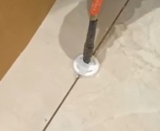 夷陵瓷砖空鼓维修公司专业解答瓷砖在铺贴过程中，如果没有涂抹均匀到位的粘结材料（如水泥砂浆或瓷砖胶），可能会导致以下问题